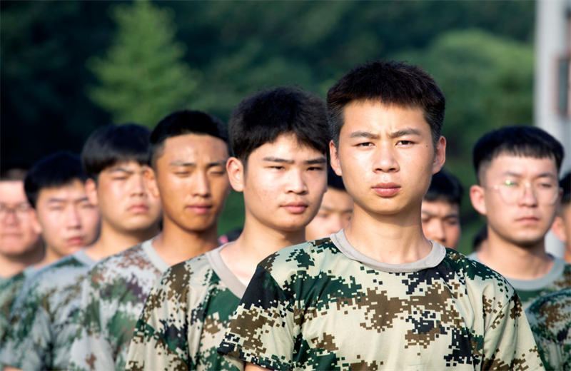 2021年7月6日，北京集团百名应届大学生褪下便服换上军装，在训练场上接受为期2天的军训，享受入职前的第一份美好记忆。